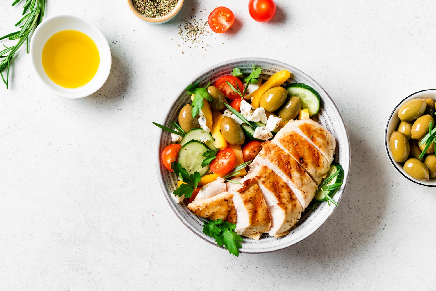 Grilled,Chicken,Fillet,And,Fresh,Vegetable,Greek,Salad,On,White,