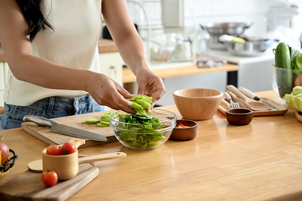 A,Cropped,Image,Of,A,Woman,Slicing,A,Cucumber,With