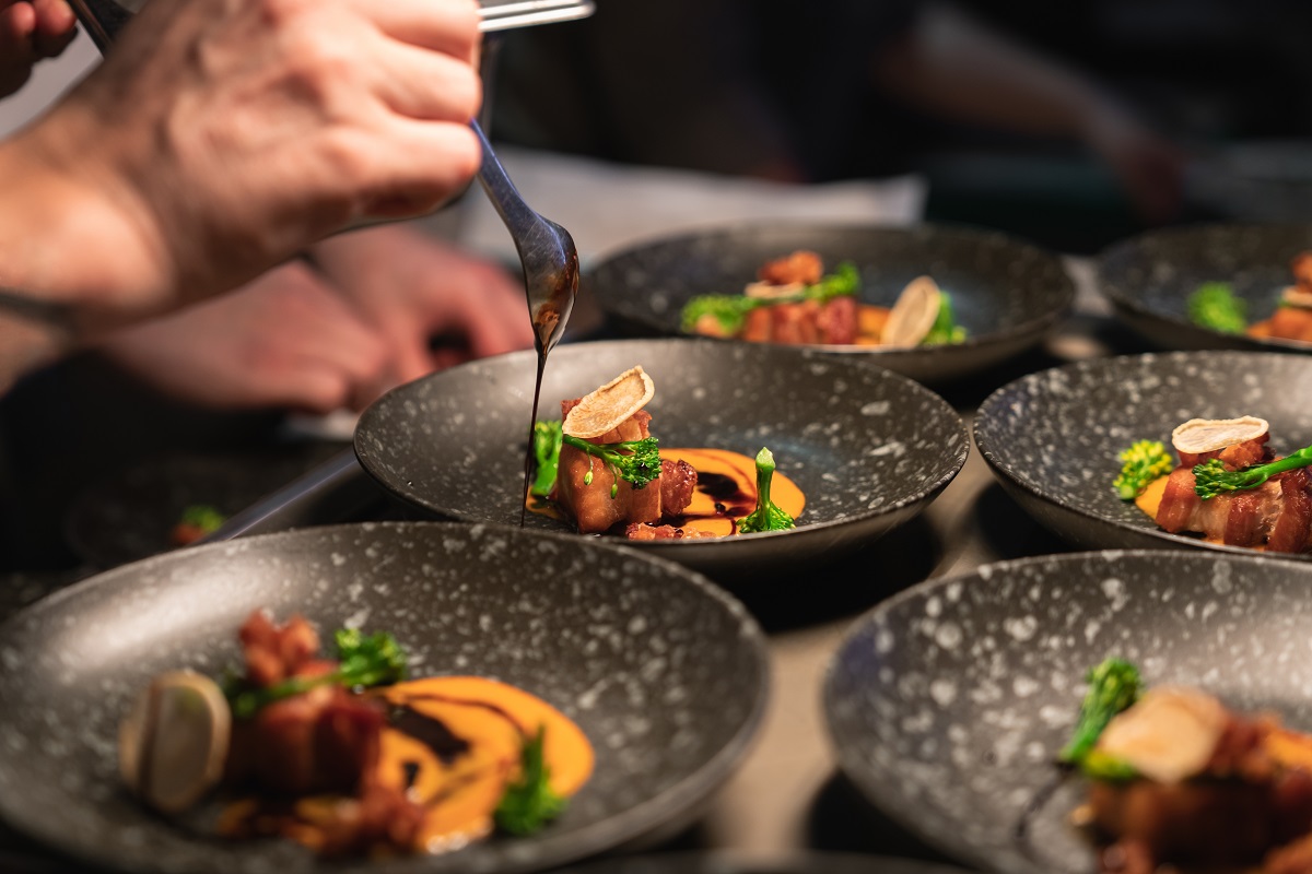 Chefs,Preparing,Food,In,Professional,Kitchen.