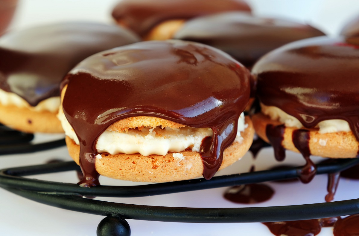 Chocolate,Covered,Sandwich,Cookies,With,Vanilla,Cream,On,A,Wire