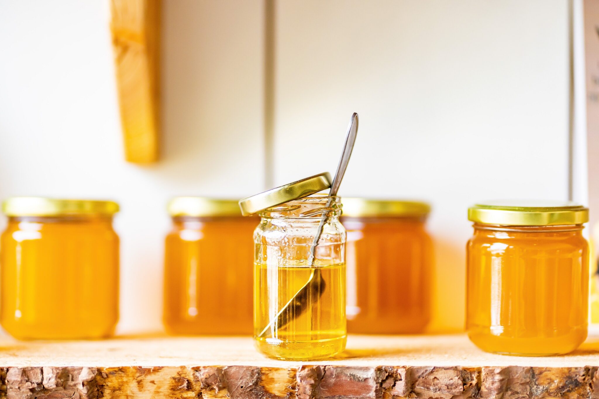 Natural,Honey,In,Various,Jars,On,A,Wooden,Shelf,,Souvenir