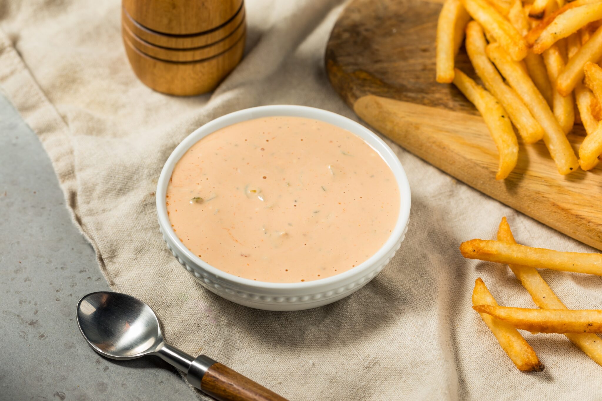 Spicy,Homemade,Burger,Sauce,With,Pickle,And,Mayo