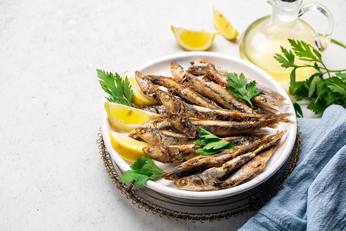 Pan-fried,Anchovies,In,The,White,Plate,With,Lemon,And,Parsley.