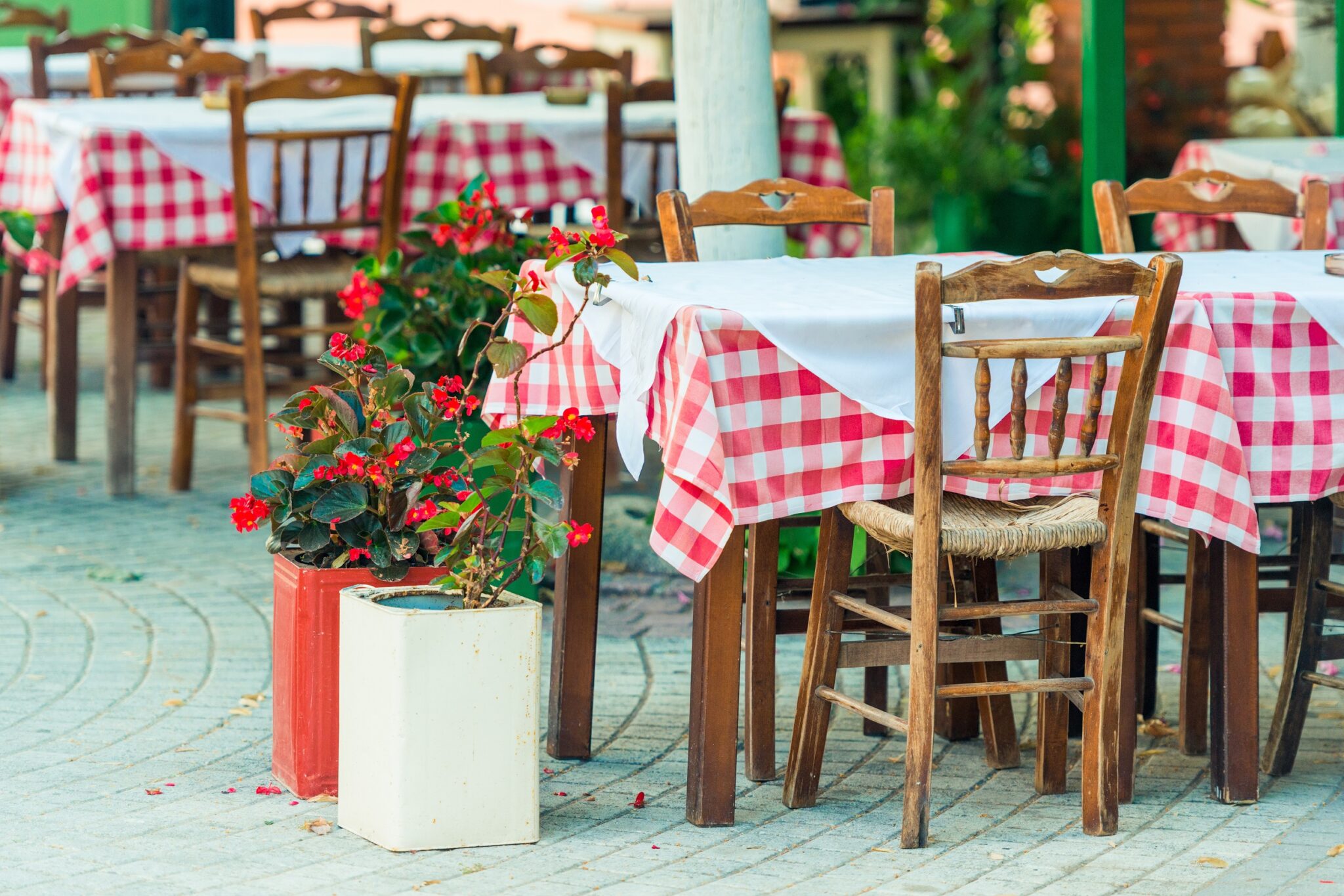 Range,Of,Wooden,Table,And,Chair,For,Relaxation,At,Restaurant