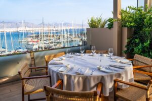 Varoulko Seaside: Το διαχρονικό γαστρονομικό σουξέ του Λευτέρη Λαζάρου