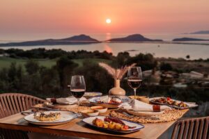 Πώς το ξενοδοχείο W Costa Navarino έγινε μέσα σε ένα καλοκαίρι ένας γαστρονομικός προορισμός με αληθινό νόημα