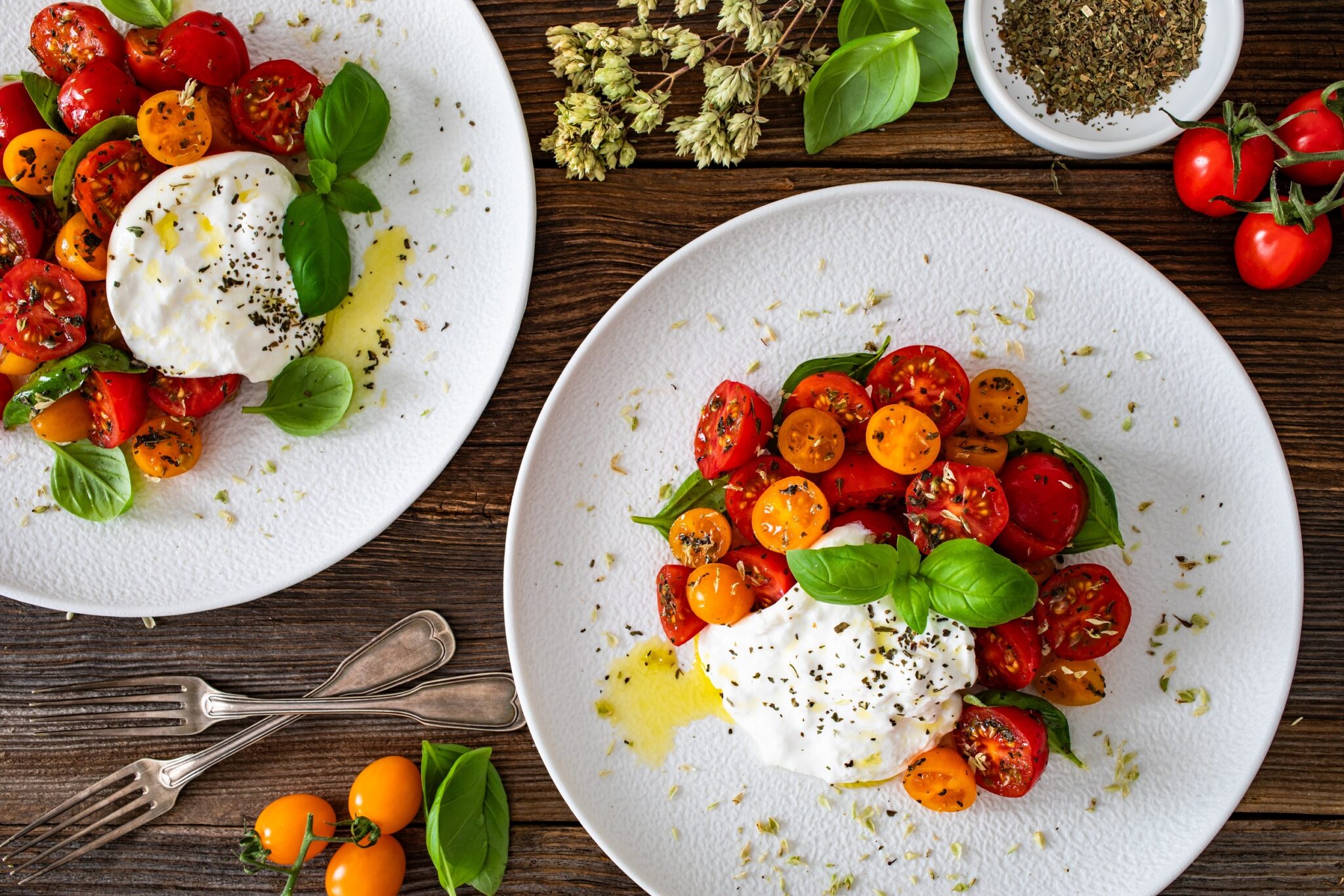 Caprese,Salad,-,Cherry,Tomatoes,,Fresh,Basil,Leaves,And,Burrata