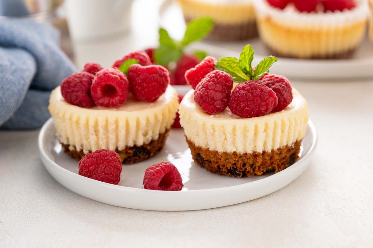 Classic,New,York,Cheesecakes,In,Individual,Cups,Topped,With,Fresh