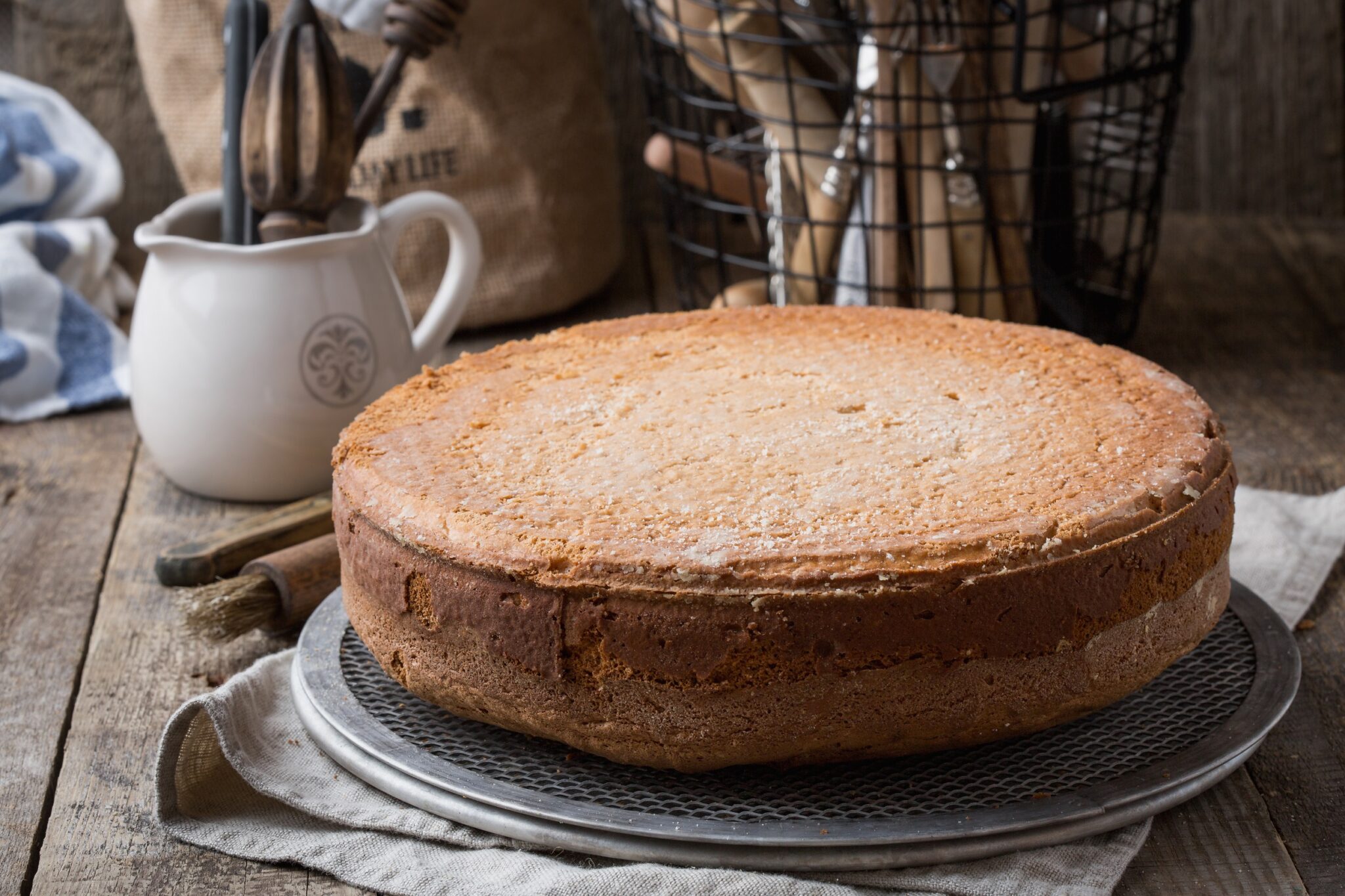 Sponge,Cake,With,Cream.,The,Process,Of,Cooking.,Festive,Sweets.