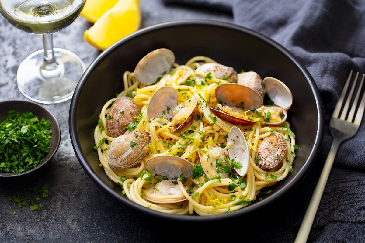 Spaghetti,Alle,Vongole,,Seafood,Pasta,With,Clams,In,A,Black