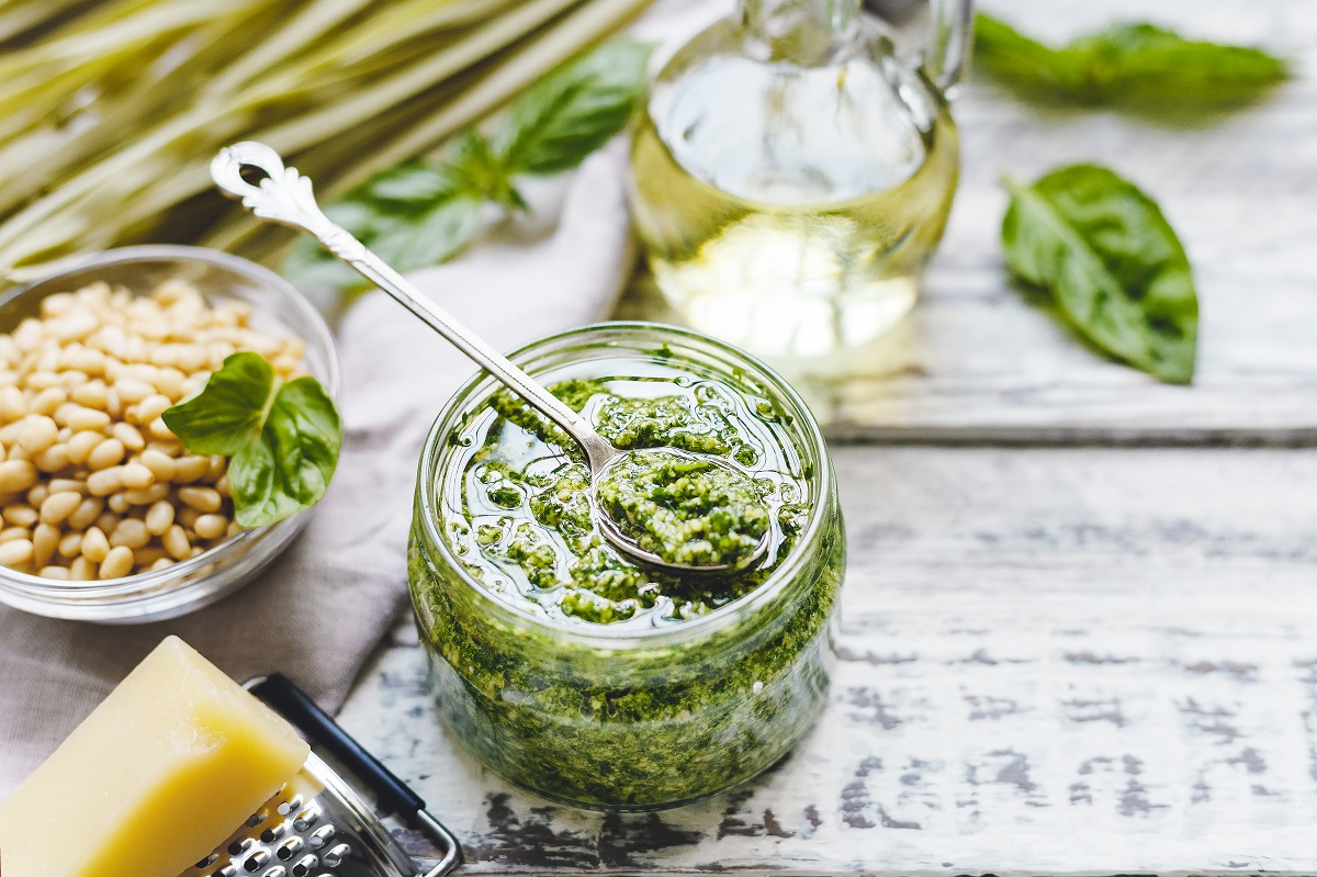 Green,Fettuccine,And,Pesto,Sauce,In,Vintage,Spoon,On,Glass