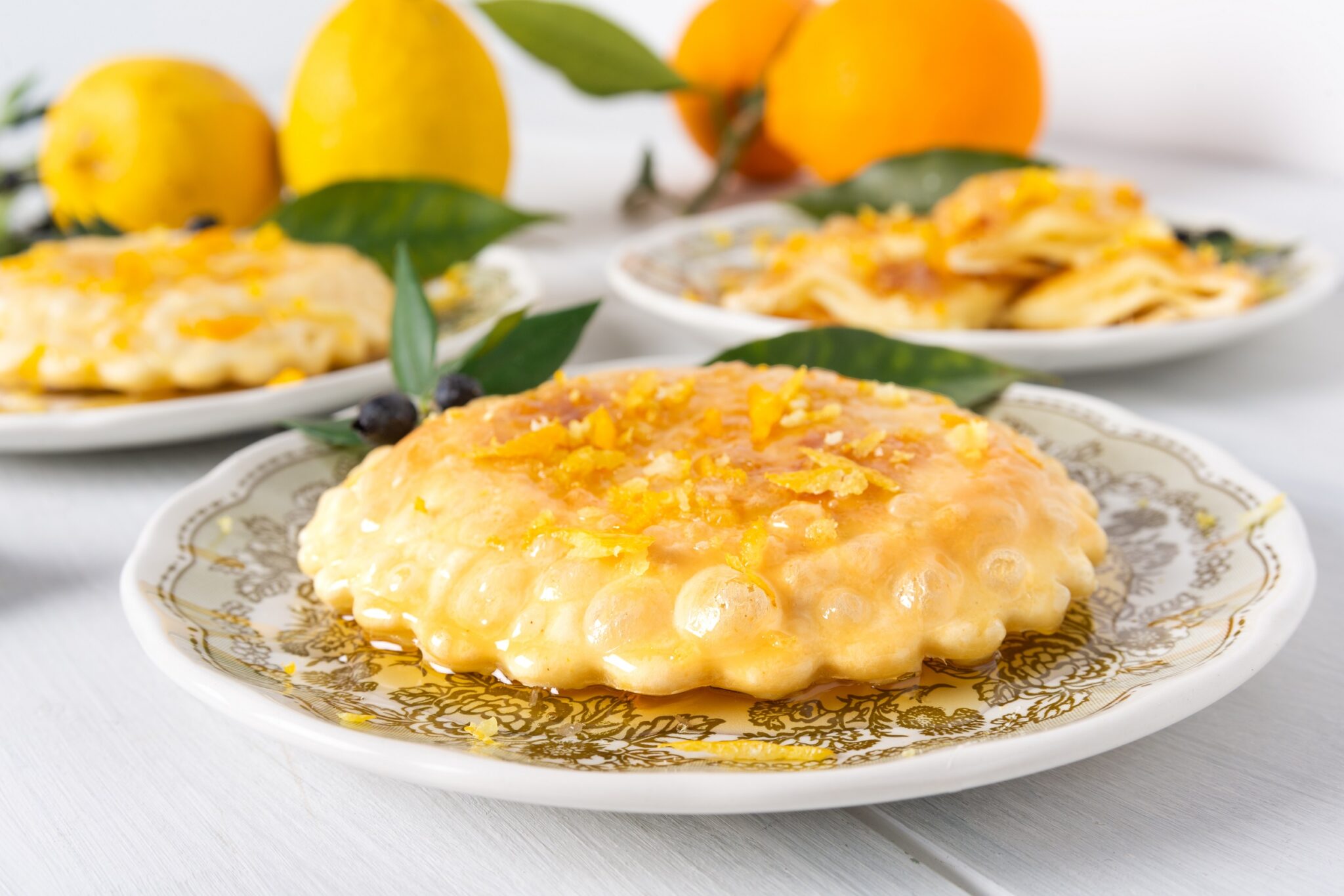 Seadas,,Traditional,Sardinian,Dessert,With,Pecorino,Cheese,And,Honey