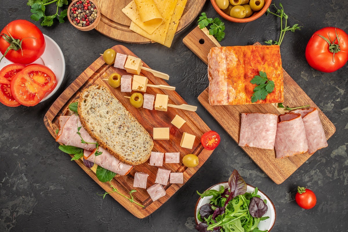 Assorted,Deli,Meat,,Cheese,,And,Vegetables,Served,With,Whole,Grain