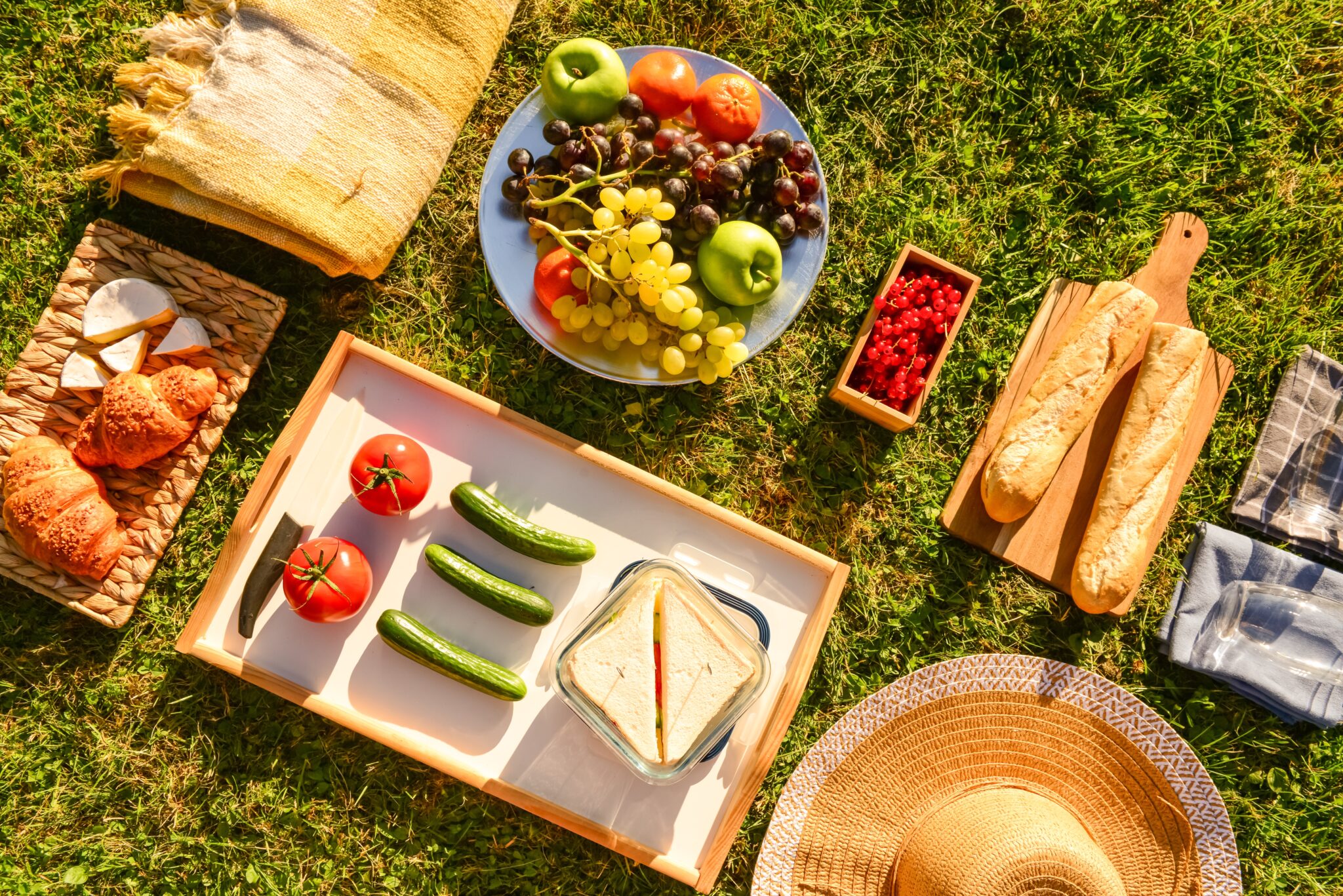 Set,For,Romantic,Picnic,With,Different,Tasty,Food,On,Green
