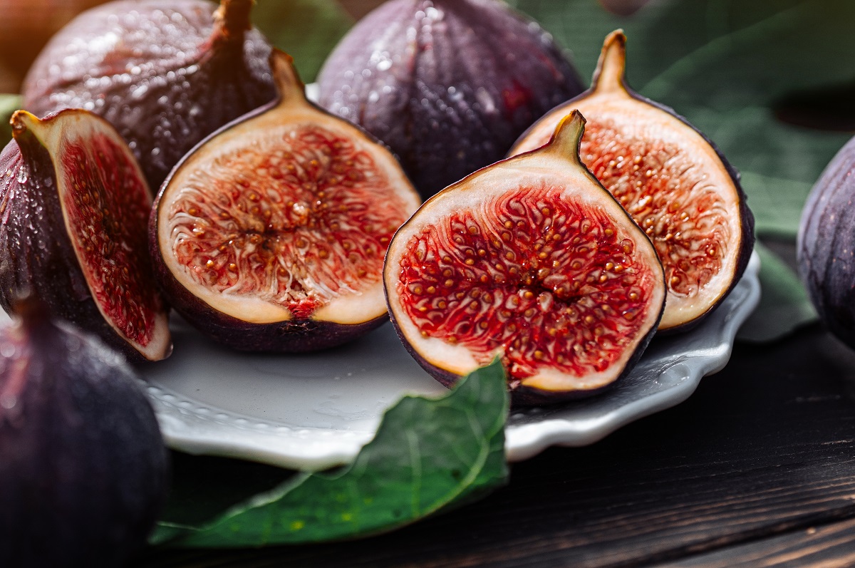 Delicate,Fresh,Ripe,Figs,With,Leaves,On,White,Plate,,Rustic