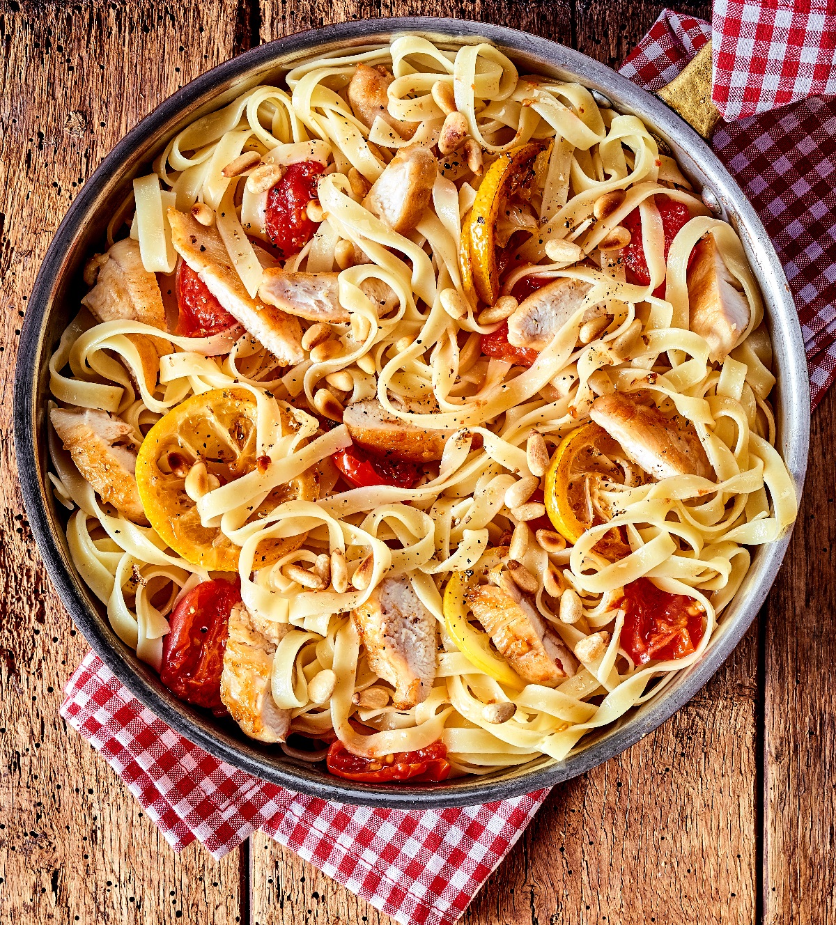 Top,Down,View,On,Round,Steel,Pan,Full,Of,Freshly