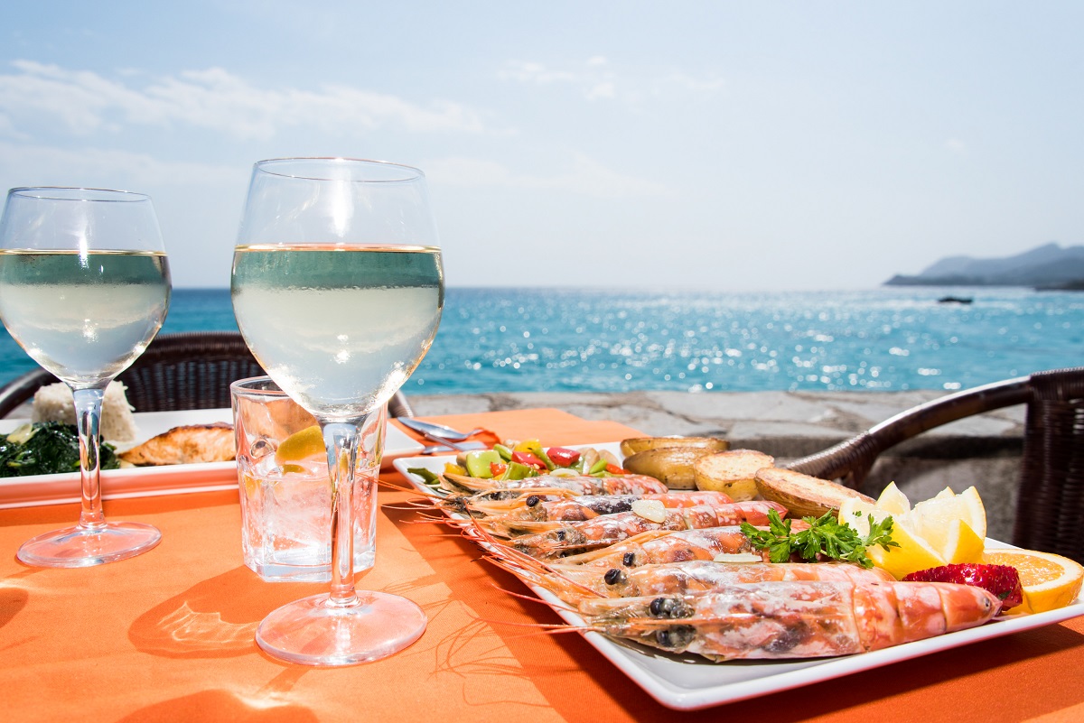 Mediterranean,Lunch,With,The,Sea,In,The,Background