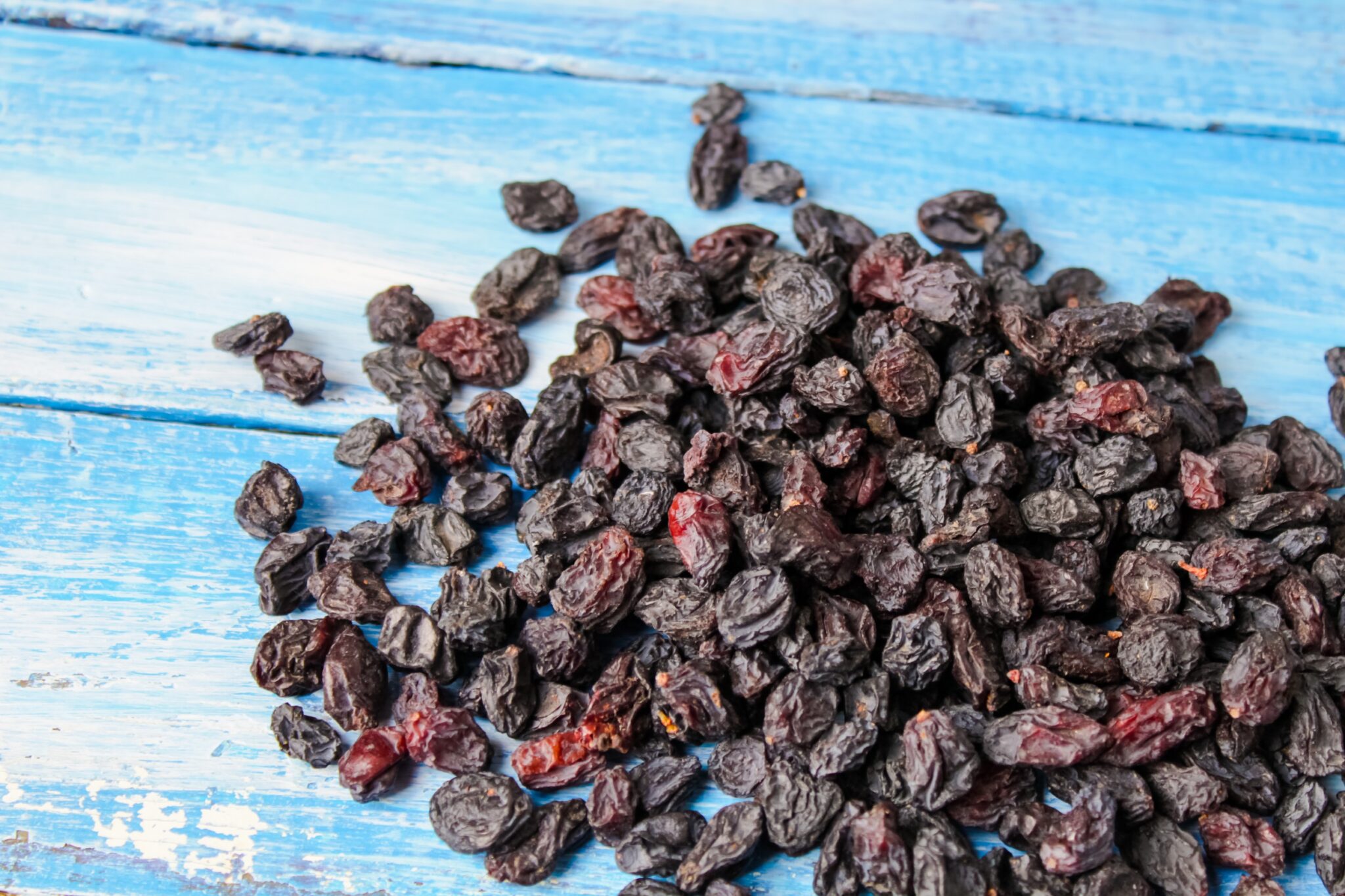 Natural,,Organic,Raisins,On,A,Wooden,Background
