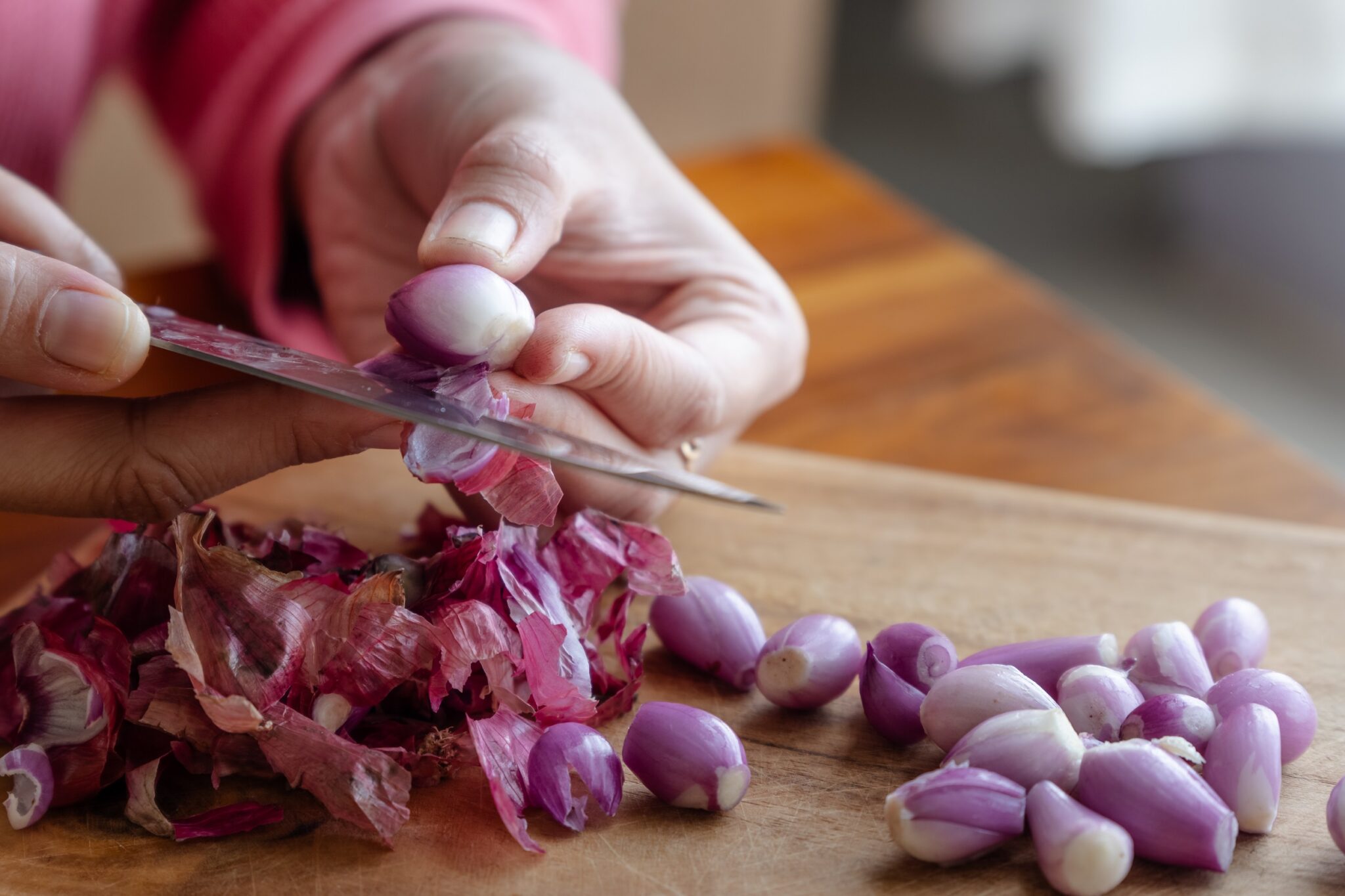 Hand,Peeling,Shallot,With,A,Knife,In,A,Kitchen