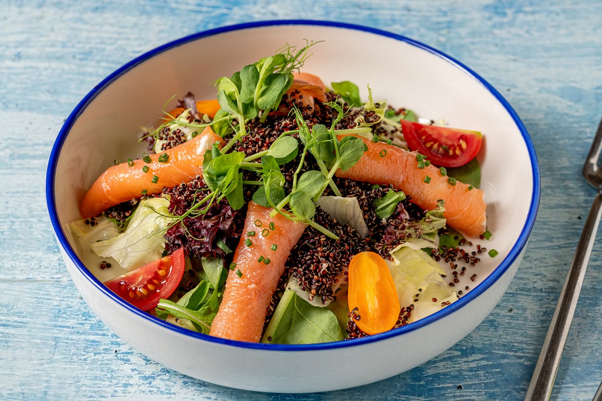 Healthy,Quinoa,Salad,With,Smoked,Salmon,,Cherry,Tomatoes,,And,Fresh