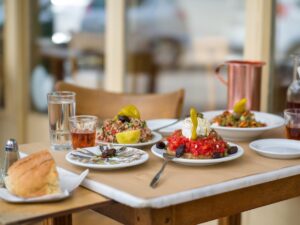 Βόλτα σε 24 αθηναϊκά καφενεία – Εκεί που οι ιστορίες δεν σταματούν ποτέ