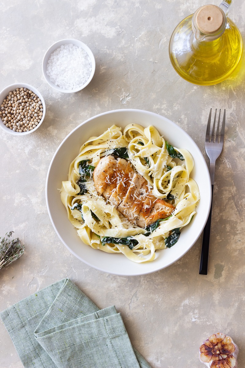 Pasta,Alfredo,With,Chicken,,Spinach,And,Cheese.,Italian,Food