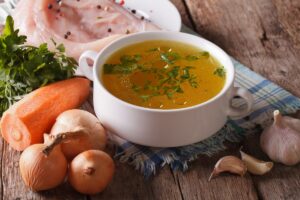 Zero waste: To υλικό που όλοι πετάμε αλλά κάνει τέλειο κάθε ζωμό