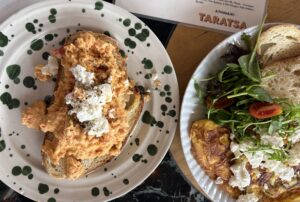 Αθηναϊκή Ταράτσα: Urban escape για brunch με ελληνικά προϊόντα και θέα Ακρόπολη