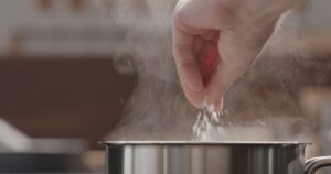 Γιατί οι σεφ βάζουν δύο φορές αλάτι στις σούπες