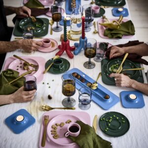 Η IKEA και ο Gustaf Westman επαναπροσδιορίζουν το γιορτινό τραπέζι με μια νέα πολύχρωμη συλλογή
