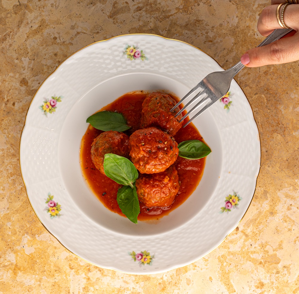 κοκκινιστά κεφτεδάκια