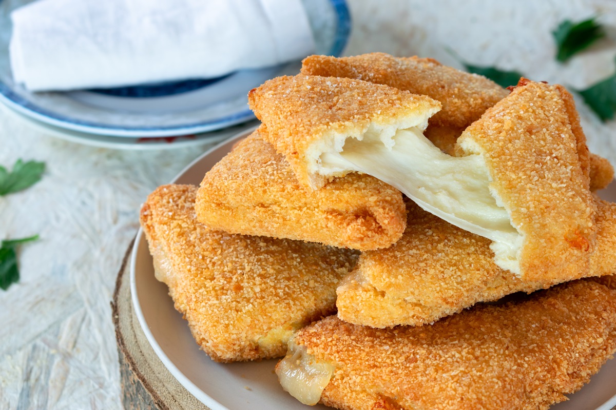 Traditional,Italian,Fried,Bread,Stuffed,With,Mozzarella,,Mozzarella,In,Carriage.