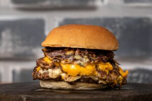 Τι κάνει το smash burger τόσο (πιο) νόστιμο;