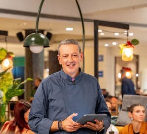 Jamie Oliver Kitchen: Ο Κύπριος σεφ Κυριάκος Κυριάκου μιλάει στο Cantina για τη φιλοσοφία πίσω από το μενού της Αθήνας