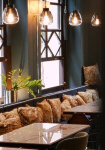 Nonnas Gastronomy: Η κουζίνα της γιαγιάς συναντά τη σύγχρονη τεχνική στη σκιά της Ακρόπολης