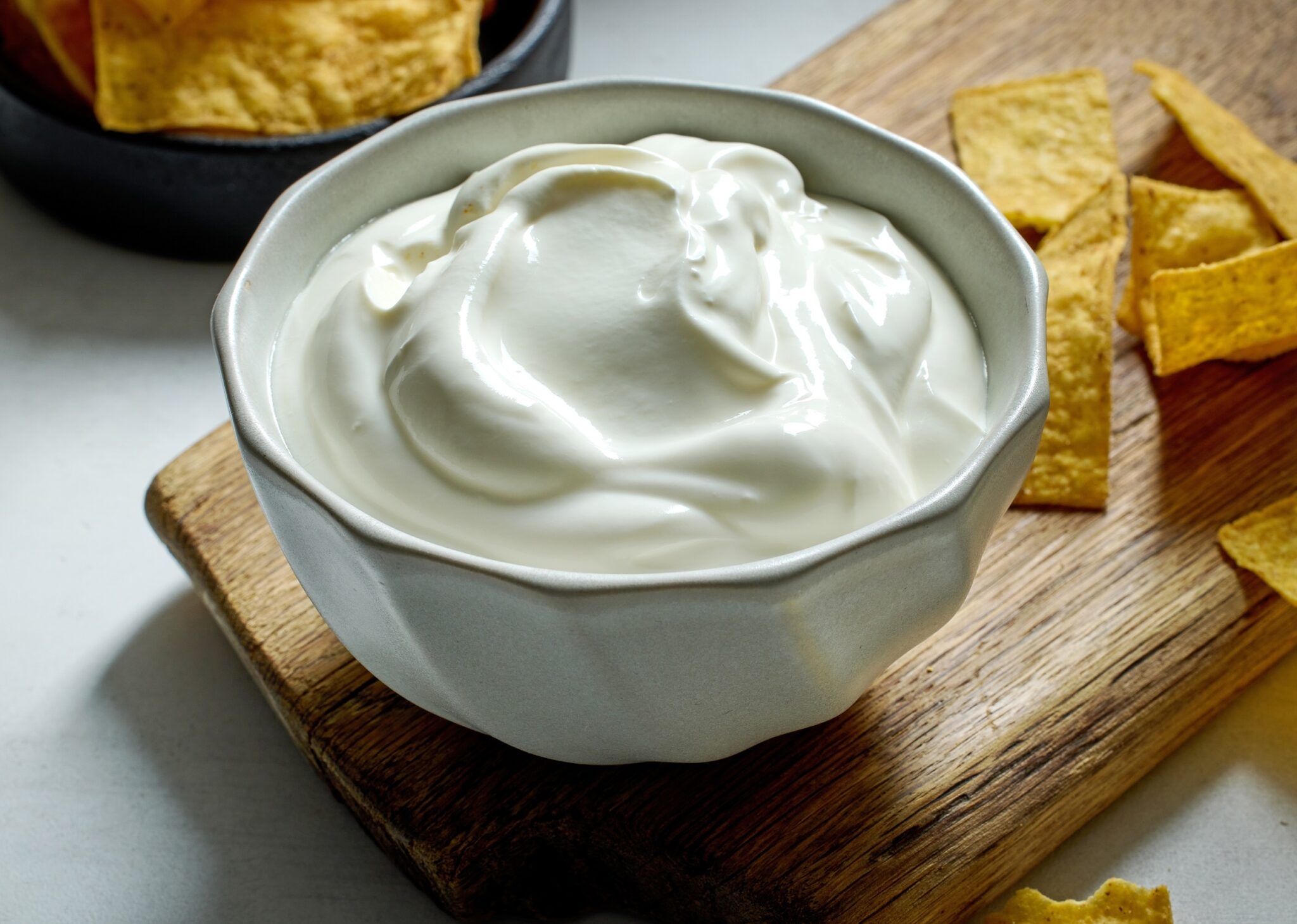 Bowl,Of,Sour,Cream,Yogurt,Dip,And,Tortilla,Chips,On