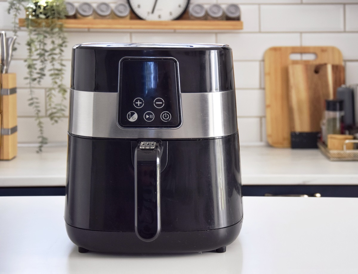 Black,Oil-free,Fryer,In,The,Kitchen.,Cooking,In,An,Air