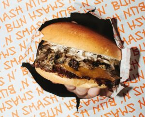Smash ‘n Bun: Τα συστατικά της συνταγής επιτυχίας των πρωτοπόρων του smash burger