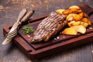 Την Τσικνοπέμπτη ψήνουμε (και) στο air fryer: 11 συνταγές για συνοδευτικά και κυρίως