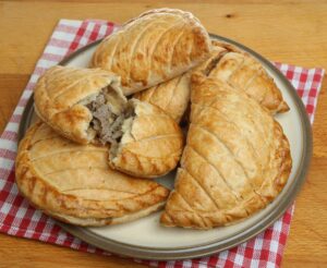 Cornish pasty: Η κρεατόπιτα-σήμα κατατεθέν της Κορνουάλης (+συνταγή)