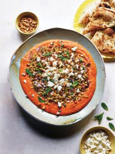 Μουχαμάρα κόκκινης πιπεριάς µε freekeh και φέτα