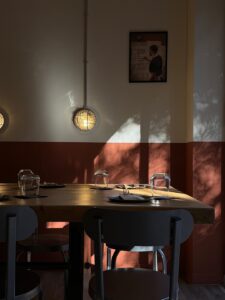 Ράντικαλ: Δυνατά ελληνικά πιάτα και ροκ στην Κυψέλη
