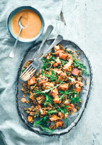 Σαλάτα µε γλυκοπατάτες, freekeh και dressing γιαούρτι – harissa