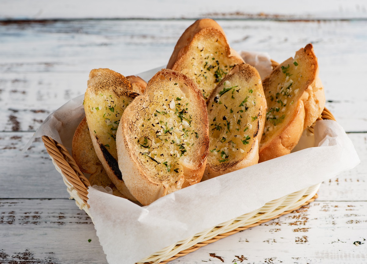 Cheese,Garlic,Bread,In,Basket