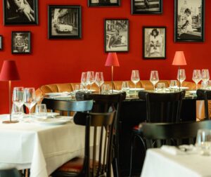 Lolita’s Αthens: Risotto καλαμαριού και πληθωρική καρμπονάρα στην πορφυρή σάλα του Ψυχικού