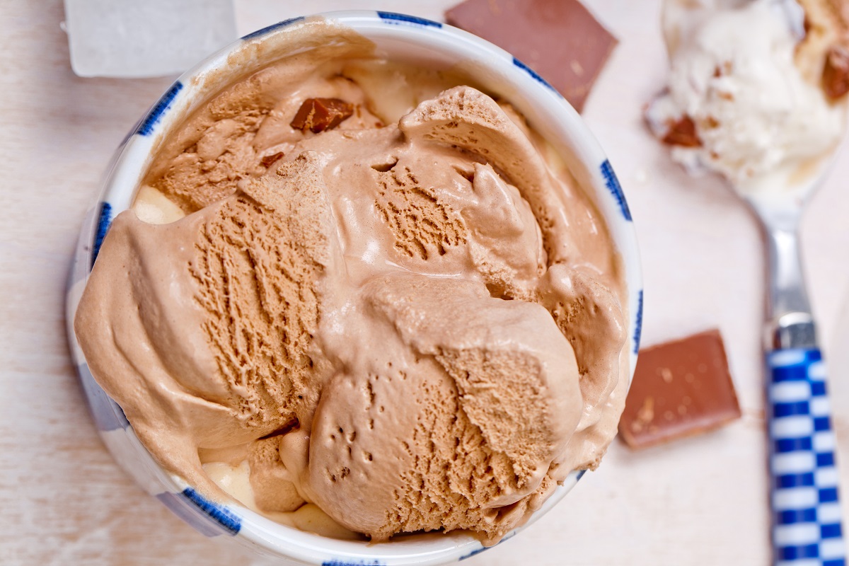 Homemade,Vanilla,And,Chocolate,Ice,Cream,With,Marshmallow,,Served,In