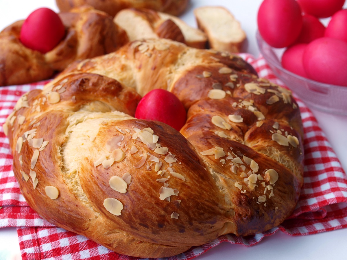 Traditional,Greek,Easter,Tsoureki,Bread,And,Red,Easter,Eggs,On
