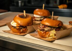 Πού γίνονται ουρές; H street food σκηνή στις καντίνες των βορείων προαστίων