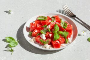 Τρώτε το καρπούζι σκέτο; Οι ειδικοί εξηγούν γιατί η φέτα κάνει τη διαφορά