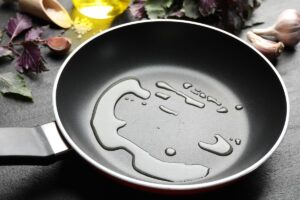 Λάθη που κάνουμε με το λάδι στο τηγάνι και χαλάνε το τηγάνισμα